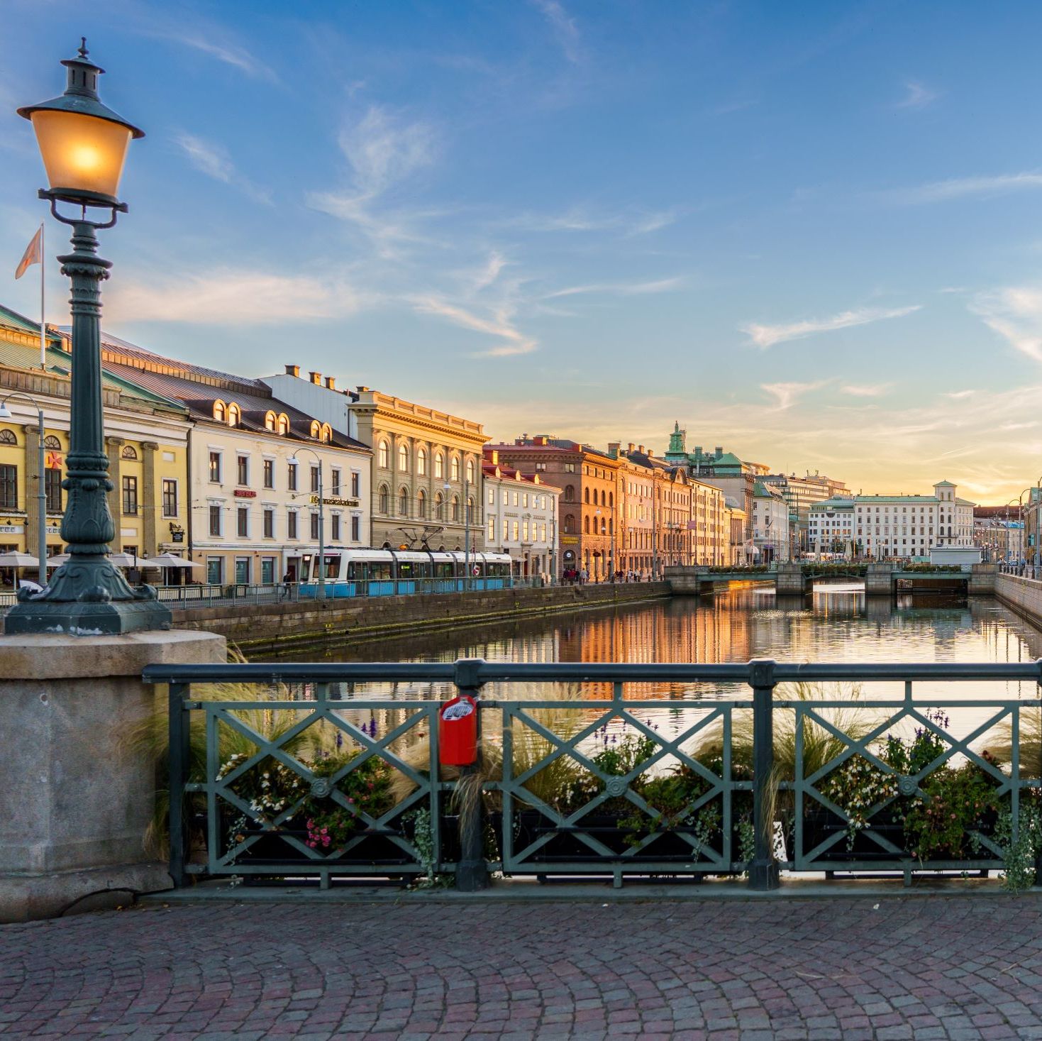 Göteborgs stadsmiljö med kanal
